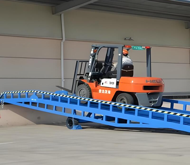 万冲镇移动式卸货平台（叉车用）